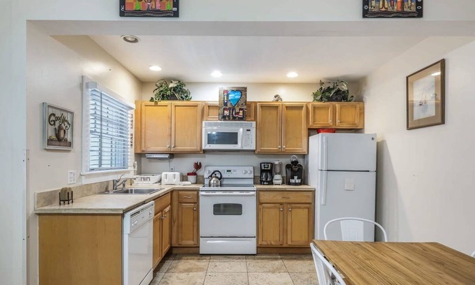 Uptown - Upper Duval Apartamento | Sea Breeze by Brightwild Off-street Parking