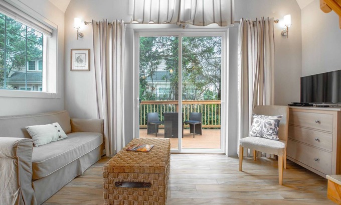 Ocean Shores Cabaña | Sea Breeze Cottage - Pet Friendly, Walk to Beach!