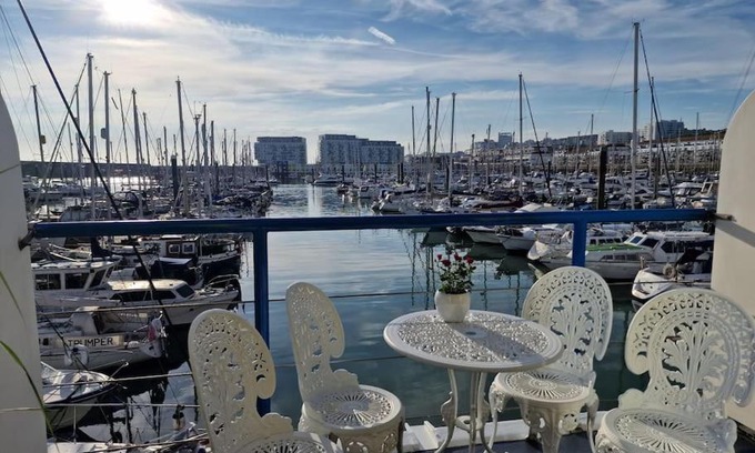 Seafront Casa | Sea Breeze in Brighton Marina with Free Parking