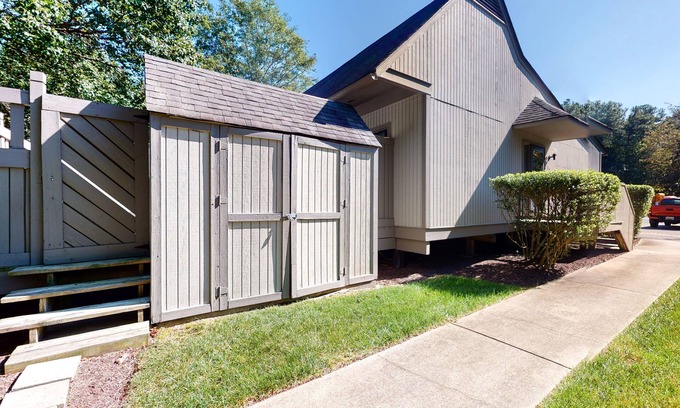 Bethany Beach Condominio | Sea Colony Tennis 1st floor condo w/ pool, basketball court, and shared sauna