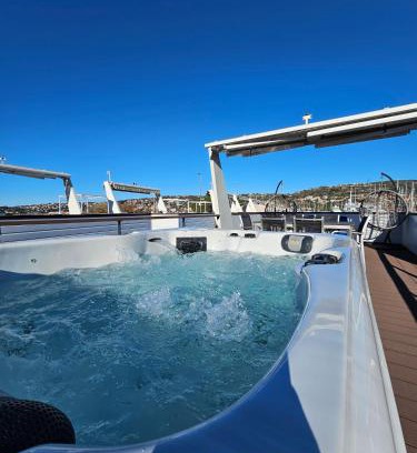 Seca Casa | Sea Diva - luxury boathouse