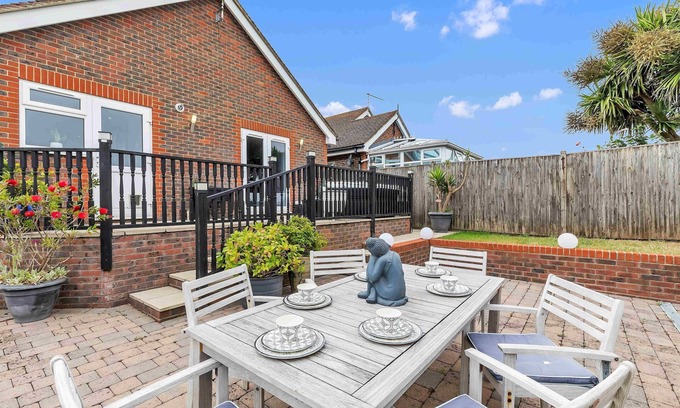 Peacehaven Casa | Sea Downs House with Free Parking | By My Getaways