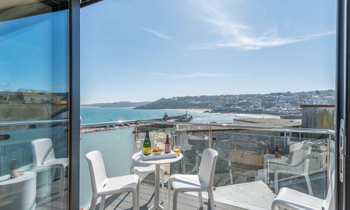 St Ives Cabaña | Sea Fever spectacular sea views, private sunny balcony, Free WiFi