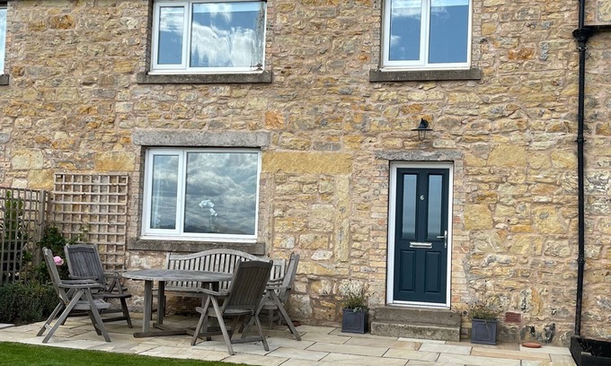 Berwick-upon-Tweed Cabaña | Sea for Miles Cottage surrrounded by fields and only a few mins to the beach