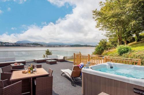 Llanfairpwllgwyngyll Apartamento | Sea Front Spacious Apartment on Anglesey