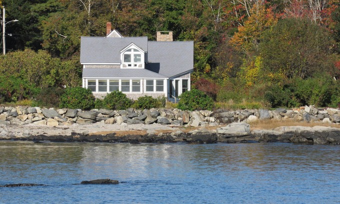 Peaks Island Casa | Sea Glass - Peaks Island oceanfront cottage with stunning views for 7 people!