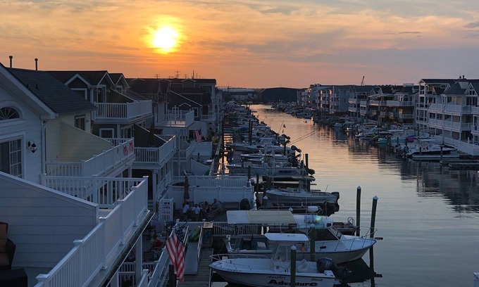 Sea Isle City Casa | Sea Isle Sunset Views Close to Dining, Shops and Beach - Families Only Please