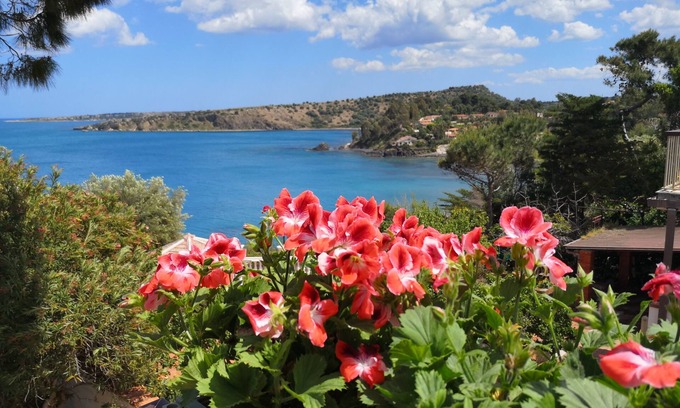 Costa Saracena-Castelluccio Villa | Villa con vistas al mar y jardín entre Siracusa y Catania.