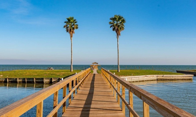 Sailhouse Condominio | Sea La Vie | Access to Lighted Fishing Pier + Pool