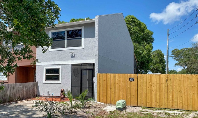 Largo Apartamento | Sea La Vie - Townhome w/ Screened-in Patio!