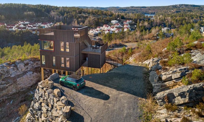 Risor Casa | sea, lake and hill view - TheHumanBirdHouseRetreat