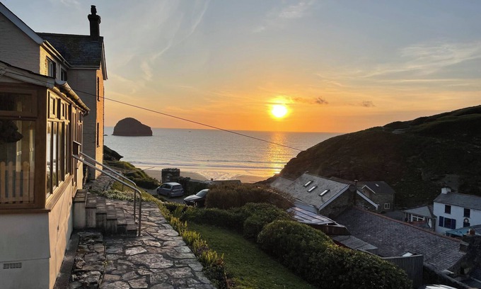 Trebarwith Strand Casa | SEA LEDGE, pet friendly, country holiday cottage in Tintagel