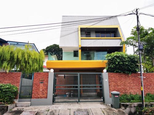 Tanjung Bungah Casa | Sea Lion by the beach