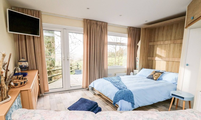 Bryn-crug Cabina | SEA MOSS CABIN, romantic, with pool in Tywyn