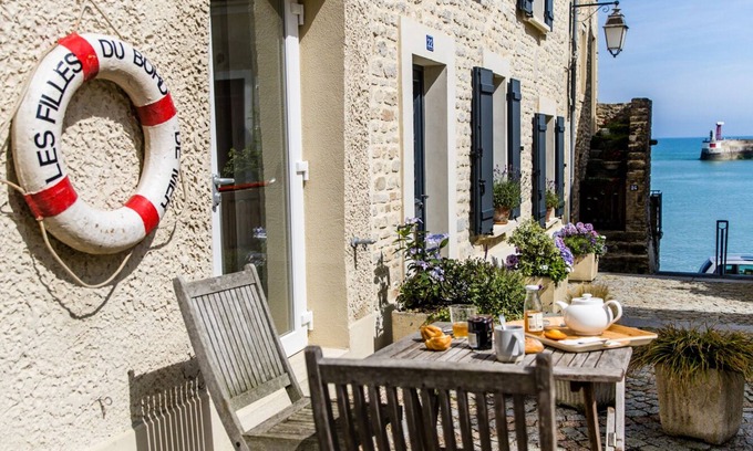 Port-en-Bessin-Huppain Apartamento | Sea nature, charming spacious triplex 20 meters from the sea & 10km from Omaha Beach.
