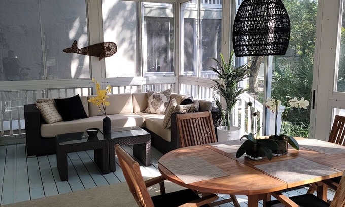 Wabasso Beach Condominio | SEA OAKS - 2 BEDROOM GROUND LEVEL TENNIS VILLA IN LUSH GATED COMMUNITY