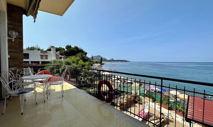 Casteldaccia Apartamento | Apartamento en Villa con terraza con vistas al mar.