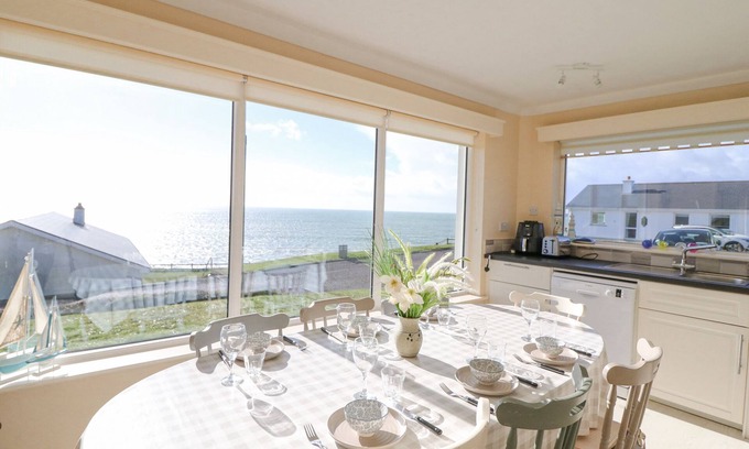 Clonakilty Cabaña | Sea's The Dream