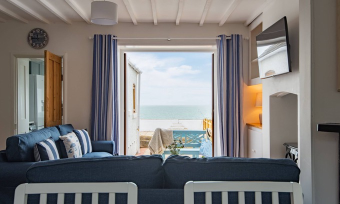 Sandgate Casa | Sea Spray Cottage by Bloom Stays - a holiday let that sleeps 4 guests in 2 bedrooms