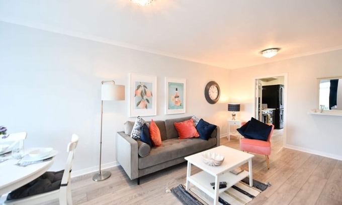 Troon Apartamento | 2 bed newly refurbished ground floor flat in Troon, with off road parking and stunning sea view