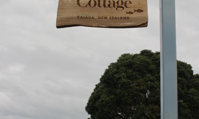 Kaiaua Casa | Sea Urchin Cottage ofrece una escapada tranquila y pintoresca de la ciudad.