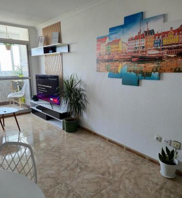 La Línea de la Concepción Apartamento | Sea View Apartment - 5 Min Walk to Gibraltar