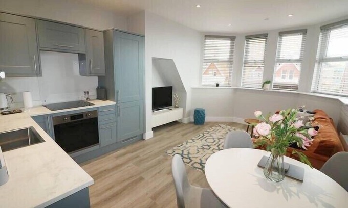 West Cliff Apartamento | Sea View 2-Bed Family Apt w/ Free Gym & Parking