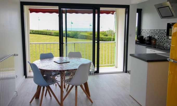 Quartier des Boucholeurs Apartamento | Apartamento con vistas al mar de pie junto al spa.