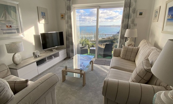 Carbis Bay Apartamento | Apartamento con vista al mar con balcón y jardines.