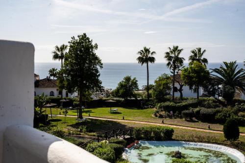Castillo de Sabinillas Apartamento | Sea view apartment with great terrace and 4 pools - Duquesa Suites 430