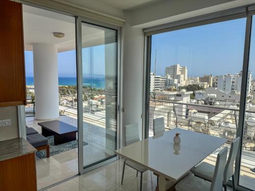 Larnaca Apartamento | Sea View City Beach Apartment