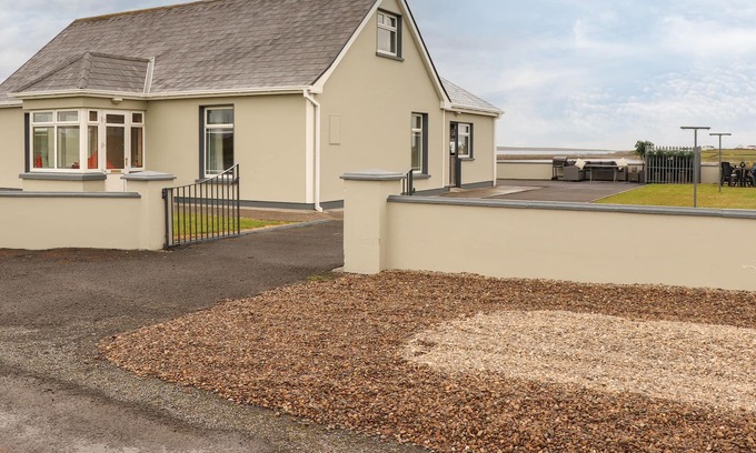 Creegh Casa | SEA VIEW LODGE, family friendly in Doonbeg, County Clare