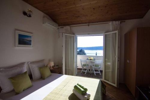 Barbat na Rabu Apartamento | SEA VIEW STUDIO with kitchen, balcony& aircon