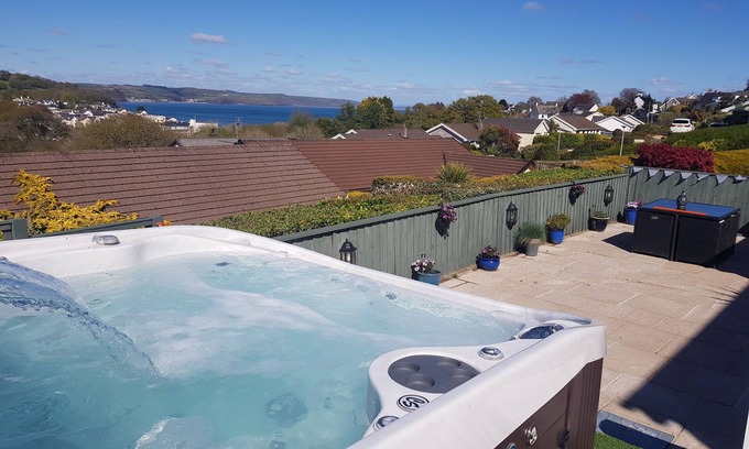 Saundersfoot Casa | Sea views. Hot Tub. Sleeps 7 Saundersfoot , 7 mins walk to village, seafront.