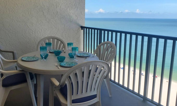 Marco Island Condominio | Sea Winds Beachfront Top Floor Condo 1704