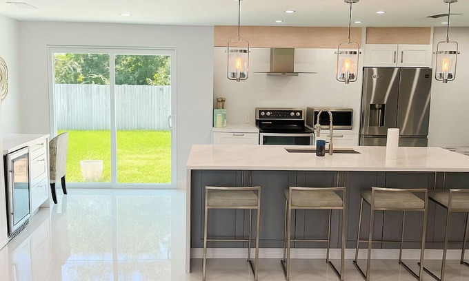 Central Naples Casa | Seabreeze, beautifully renovated coastal home just 1.5 miles from Naples beaches