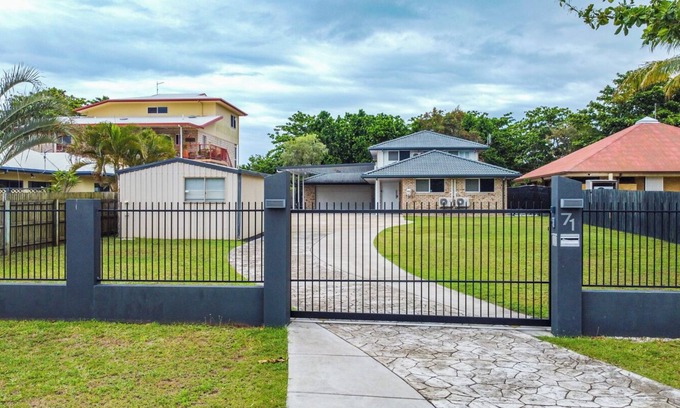 Yeppoon Casa | SeaBreeze On Todd - Beachfront Property With Pool