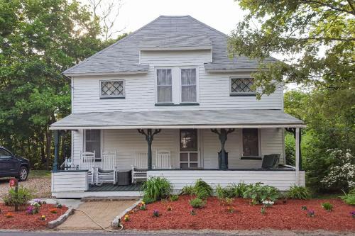 Oak Bluffs Casa | Seabreeze Retreat
