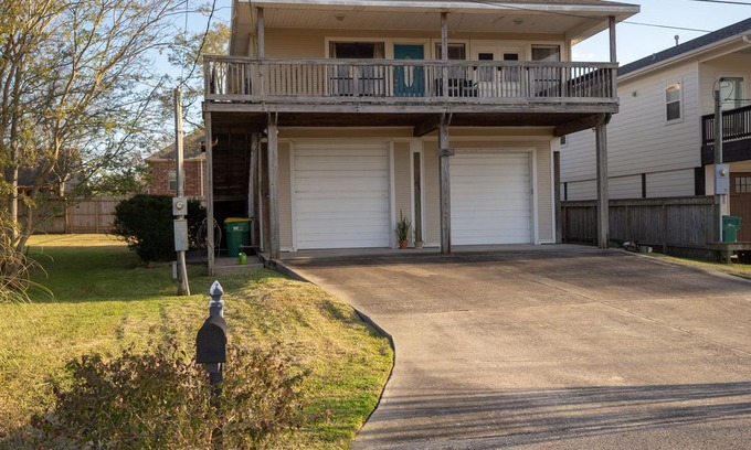El Lago Casa | Seabrook getaway lake house with a water view!