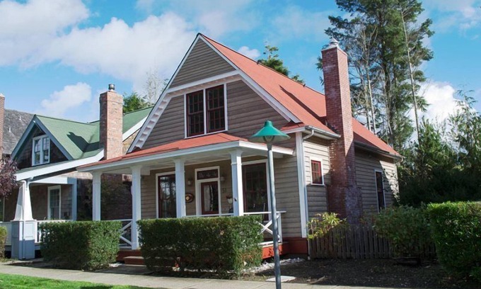 Seabrook Casa | Seabrook's Clamdigger Cottage: Dog Friendly, Hot Tub!