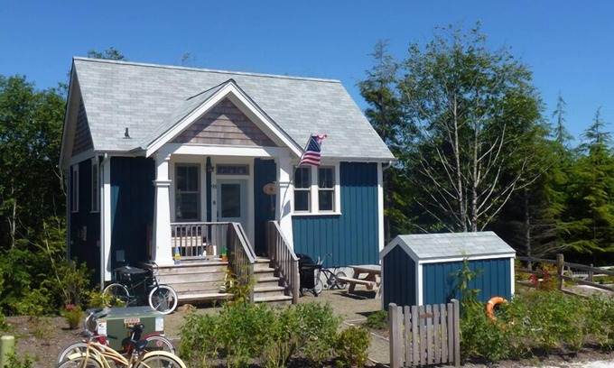 Seabrook Casa | Seabrook's Flotsam House, a cozy home with a private hot tub!