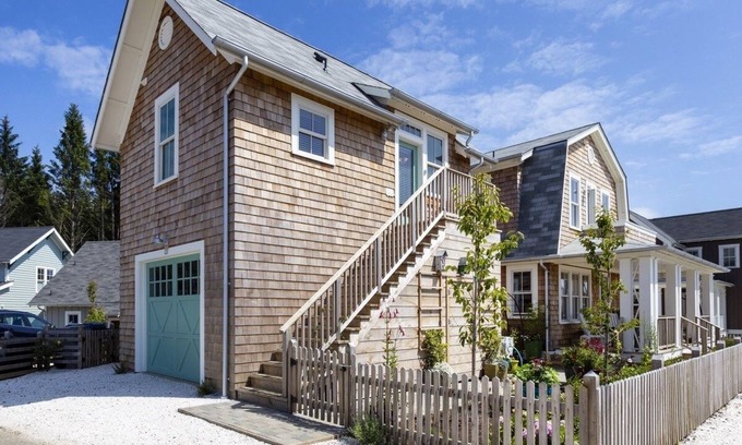 Seabrook Casa | Seabrook's High Tide Green Grass, relax with a view of the horse pasture!