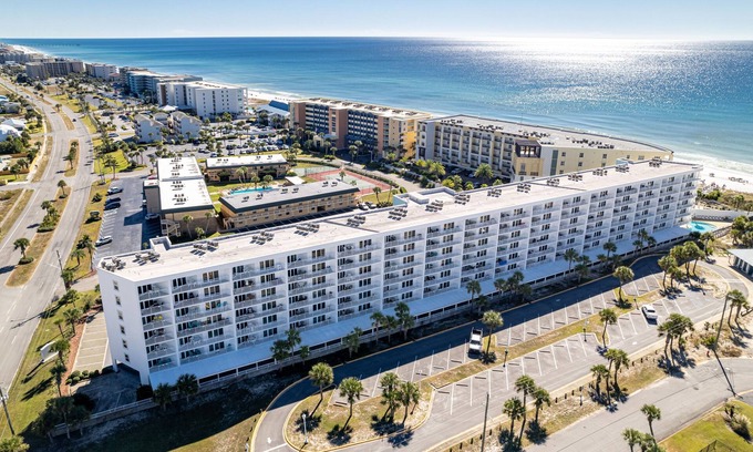 Fort Walton Beach Condominio | Seacrest 501B is a Gulf Front 2 BR on Okaloosa Island by RedAwning