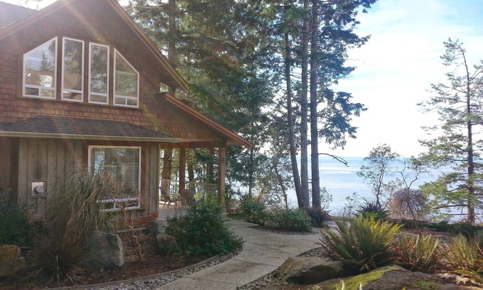 Powell River Cabaña | SeaDog Oceanfront Cottage with Private Hot Tub!