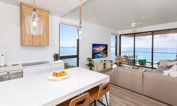 Northwest Point Condominio | SeaDreams #5: Elevated Oceanfront Views w/Access to Rooftop Lounge, Pool + Heated Spa