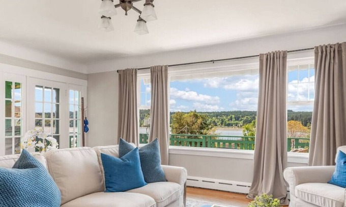 Poulsbo Casa | Seafarer Cottage - Bay Views in Downtown Poulsbo