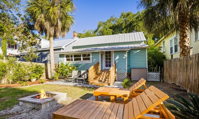 Cedar Key Casa | Seafoam Vacation Rental. Historic house near the water, coffee shop, restaurant
