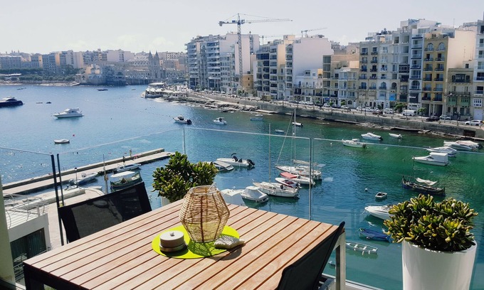 Paceville Apartamento | Frente al mar apartamento de 1 dormitorio con vistas sin obstáculos de Spinola Bay, St Julians