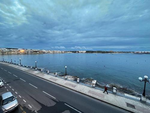 Birzebbuga Apartamento | Seafront 3 Bedroom Apartment in Birzebbugia