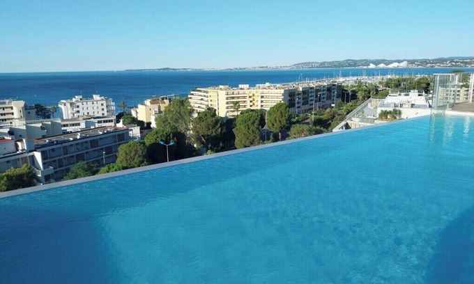 Saint-Laurent-du-Var Apartamento | Seafront apartment with pool and comfort